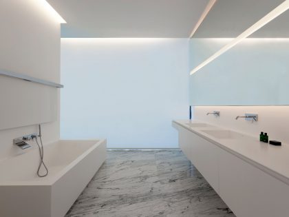 A Beautiful Contemporary House with Pool and Roof Terrace in Madrid, Spain by Fran Silvestre Arquitectos (17)