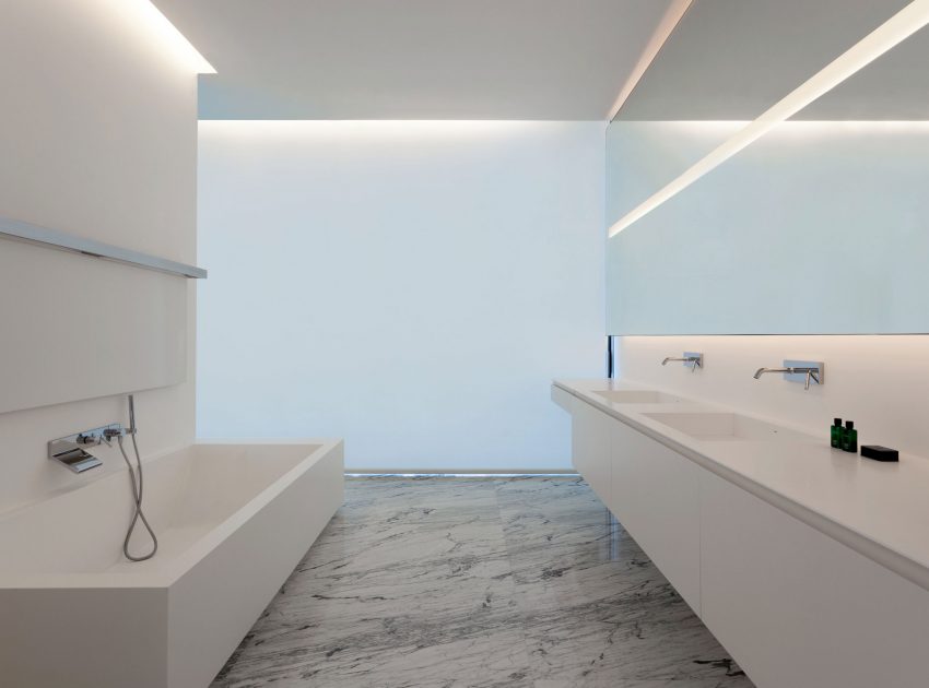 A Beautiful Contemporary House with Pool and Roof Terrace in Madrid, Spain by Fran Silvestre Arquitectos (17)