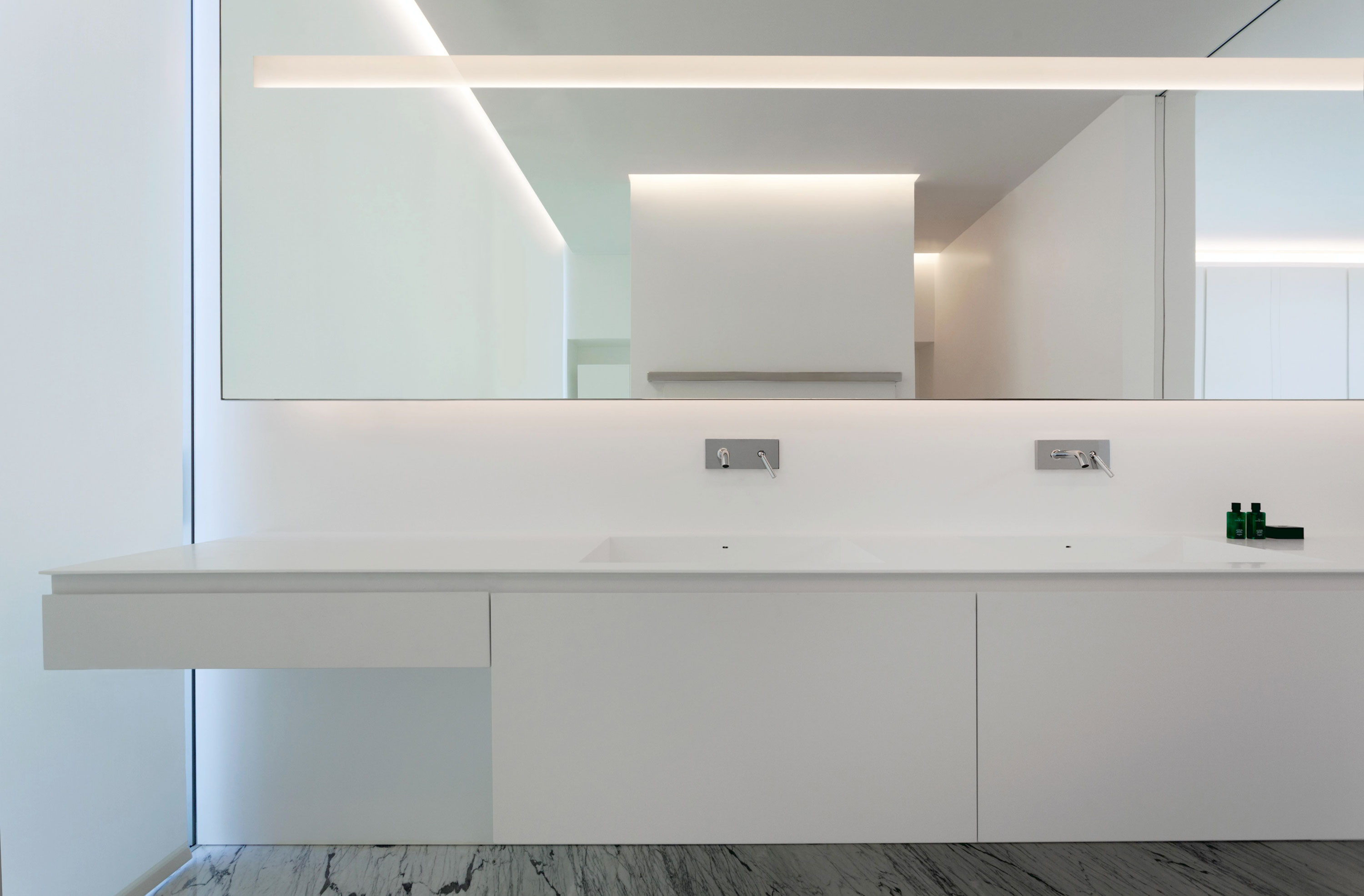 A Beautiful Contemporary House with Pool and Roof Terrace in Madrid, Spain by Fran Silvestre Arquitectos (18)
