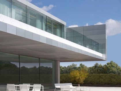 A Beautiful Contemporary House with Pool and Roof Terrace in Madrid, Spain by Fran Silvestre Arquitectos (2)