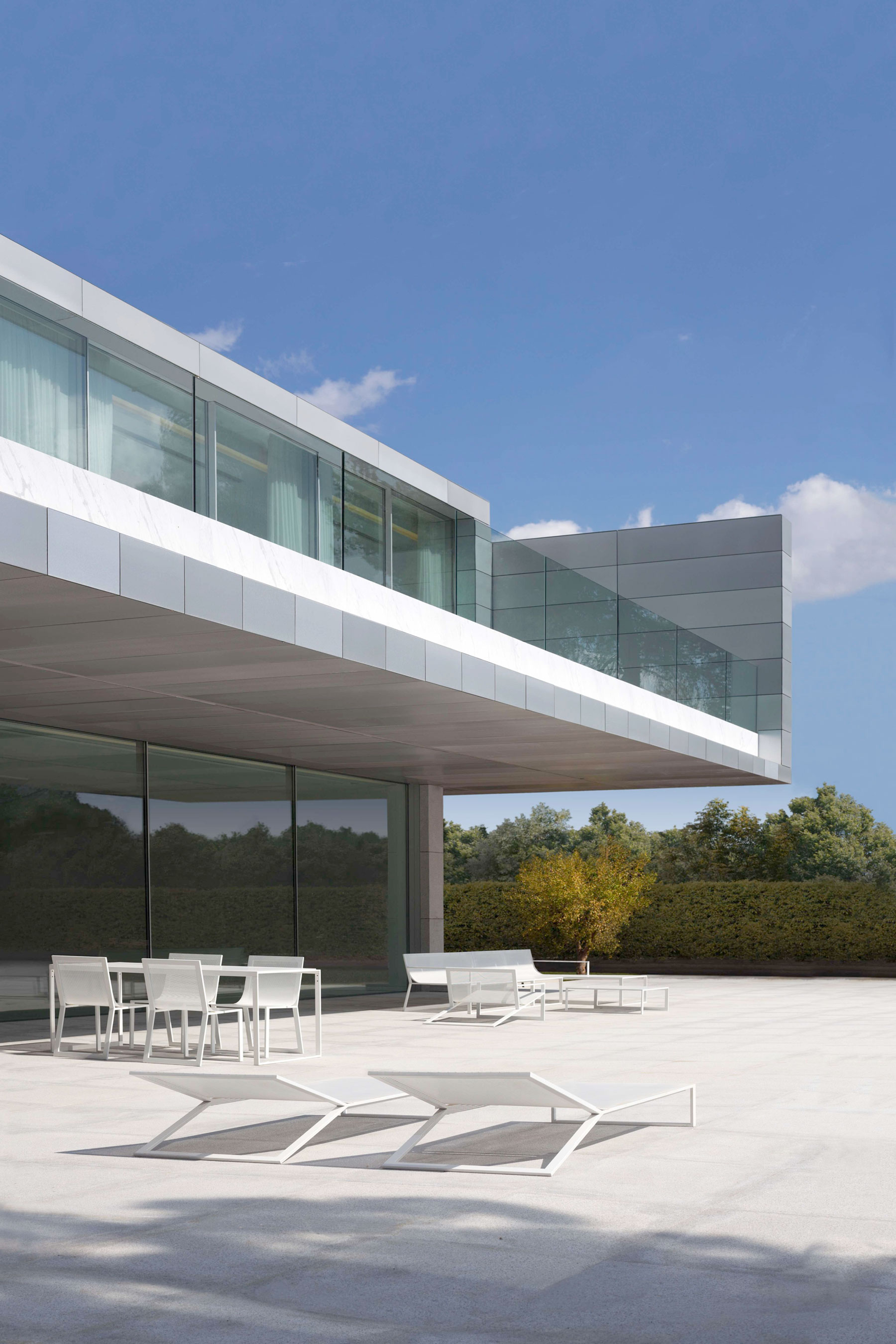 A Beautiful Contemporary House with Pool and Roof Terrace in Madrid, Spain by Fran Silvestre Arquitectos (2)