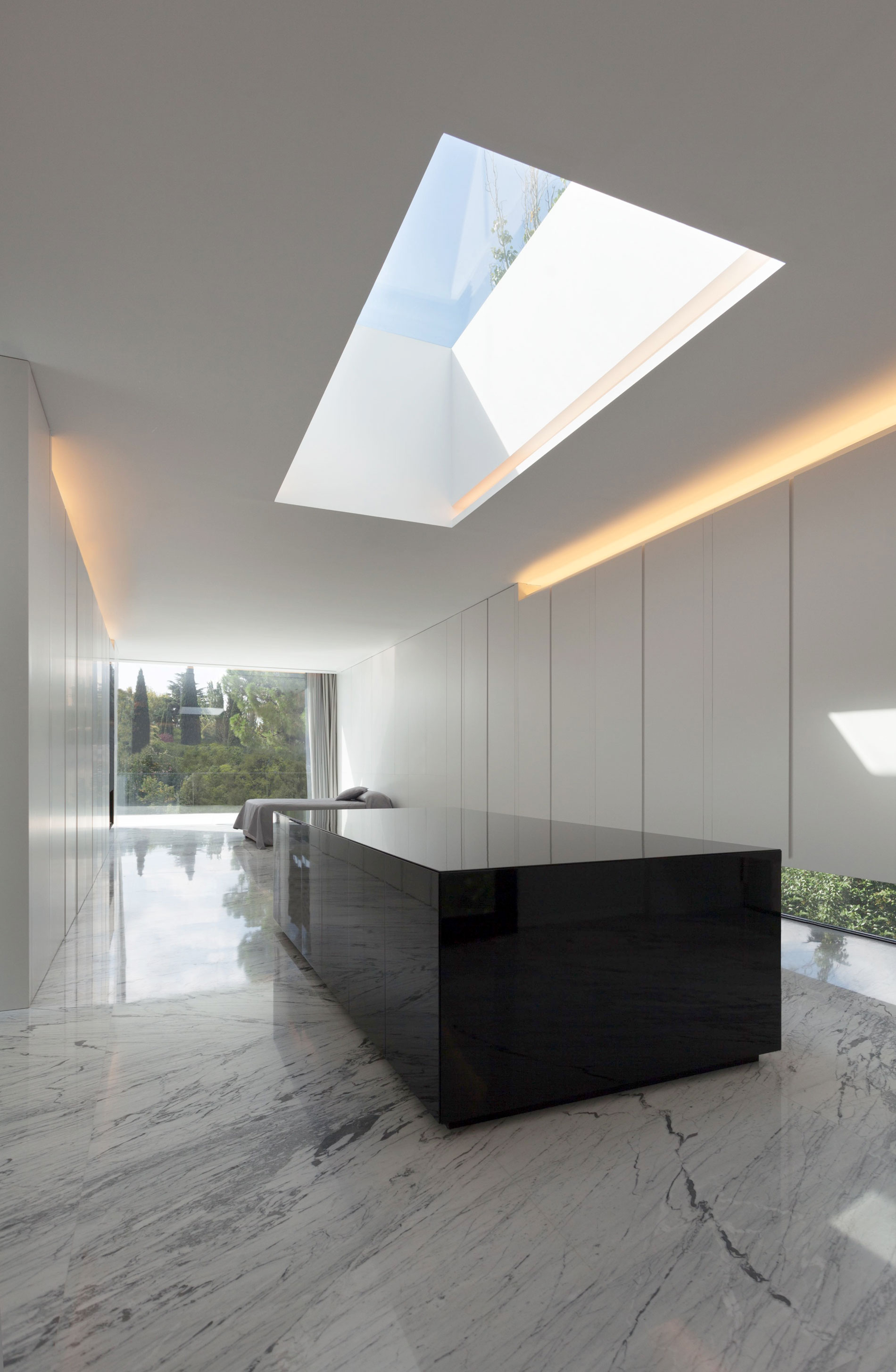 A Beautiful Contemporary House with Pool and Roof Terrace in Madrid, Spain by Fran Silvestre Arquitectos (20)