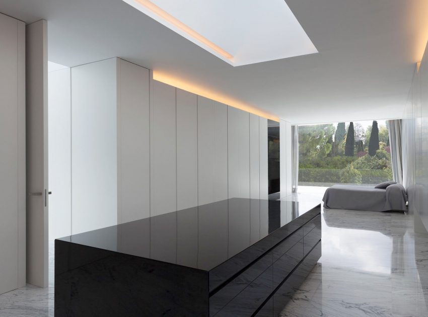 A Beautiful Contemporary House with Pool and Roof Terrace in Madrid, Spain by Fran Silvestre Arquitectos (21)