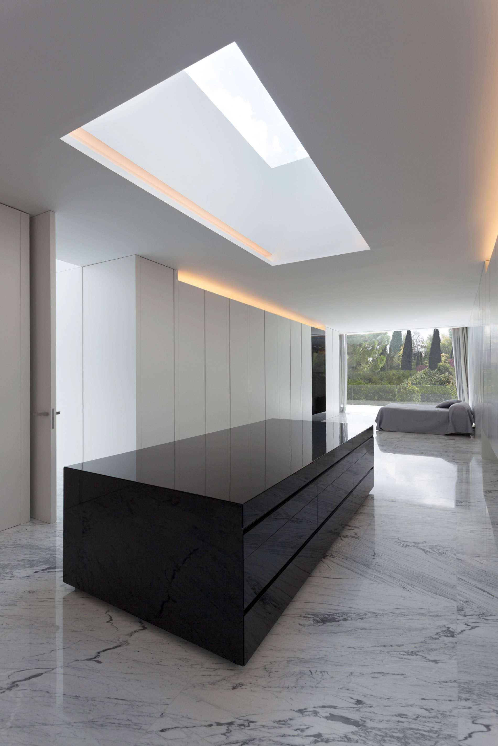 A Beautiful Contemporary House with Pool and Roof Terrace in Madrid, Spain by Fran Silvestre Arquitectos (21)