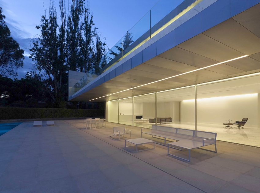 A Beautiful Contemporary House with Pool and Roof Terrace in Madrid, Spain by Fran Silvestre Arquitectos (22)