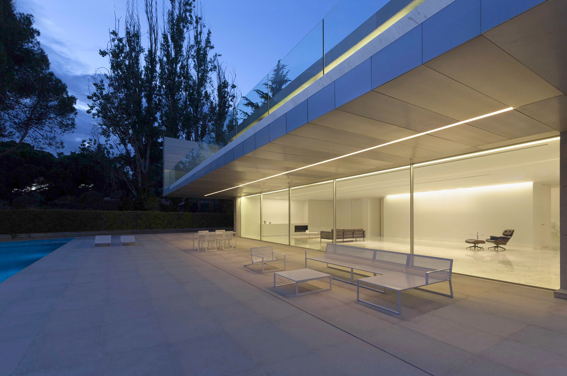 A Beautiful Contemporary House with Pool and Roof Terrace in Madrid, Spain by Fran Silvestre Arquitectos (22)