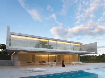 A Beautiful Contemporary House with Pool and Roof Terrace in Madrid, Spain by Fran Silvestre Arquitectos (23)