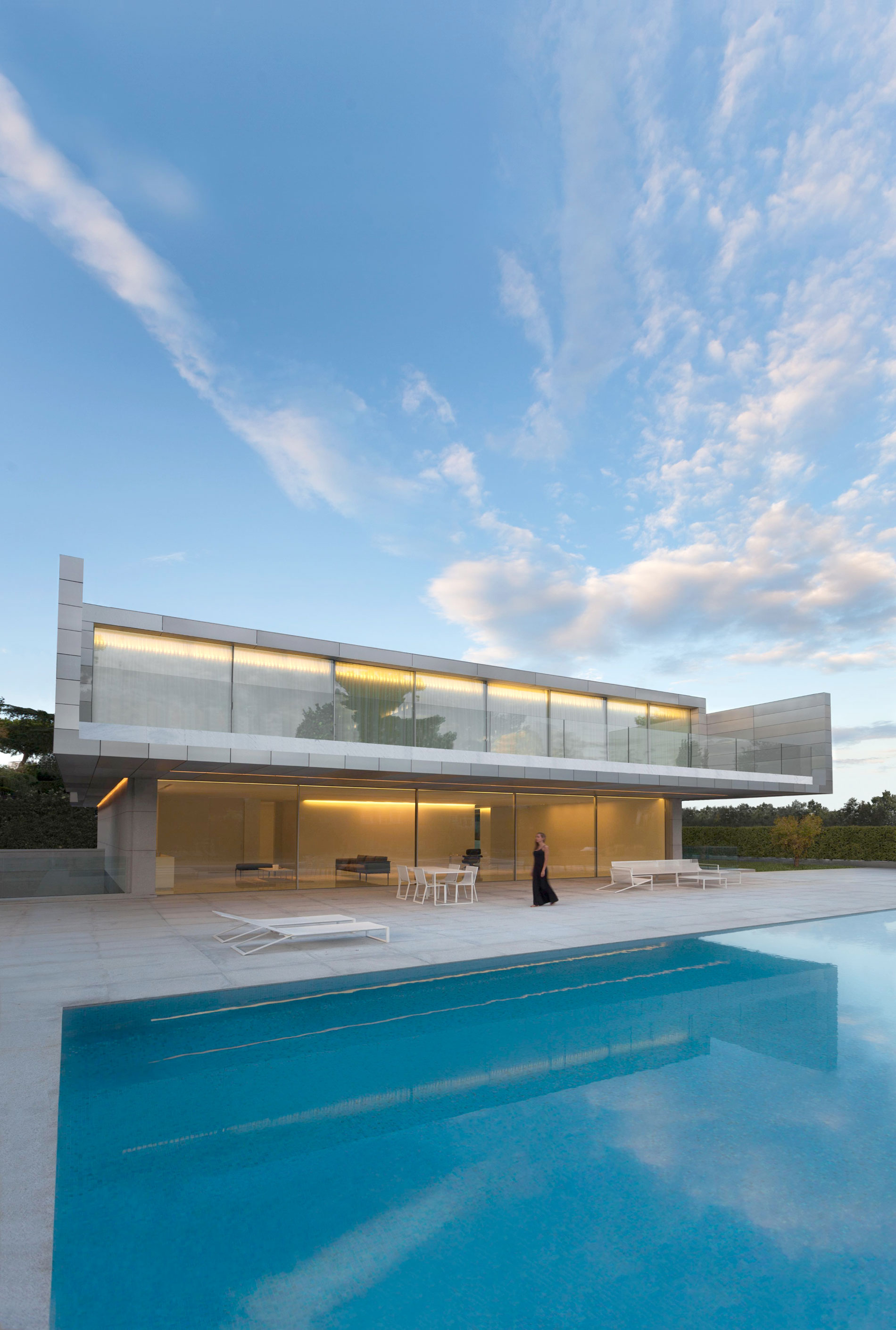 A Beautiful Contemporary House with Pool and Roof Terrace in Madrid, Spain by Fran Silvestre Arquitectos (23)
