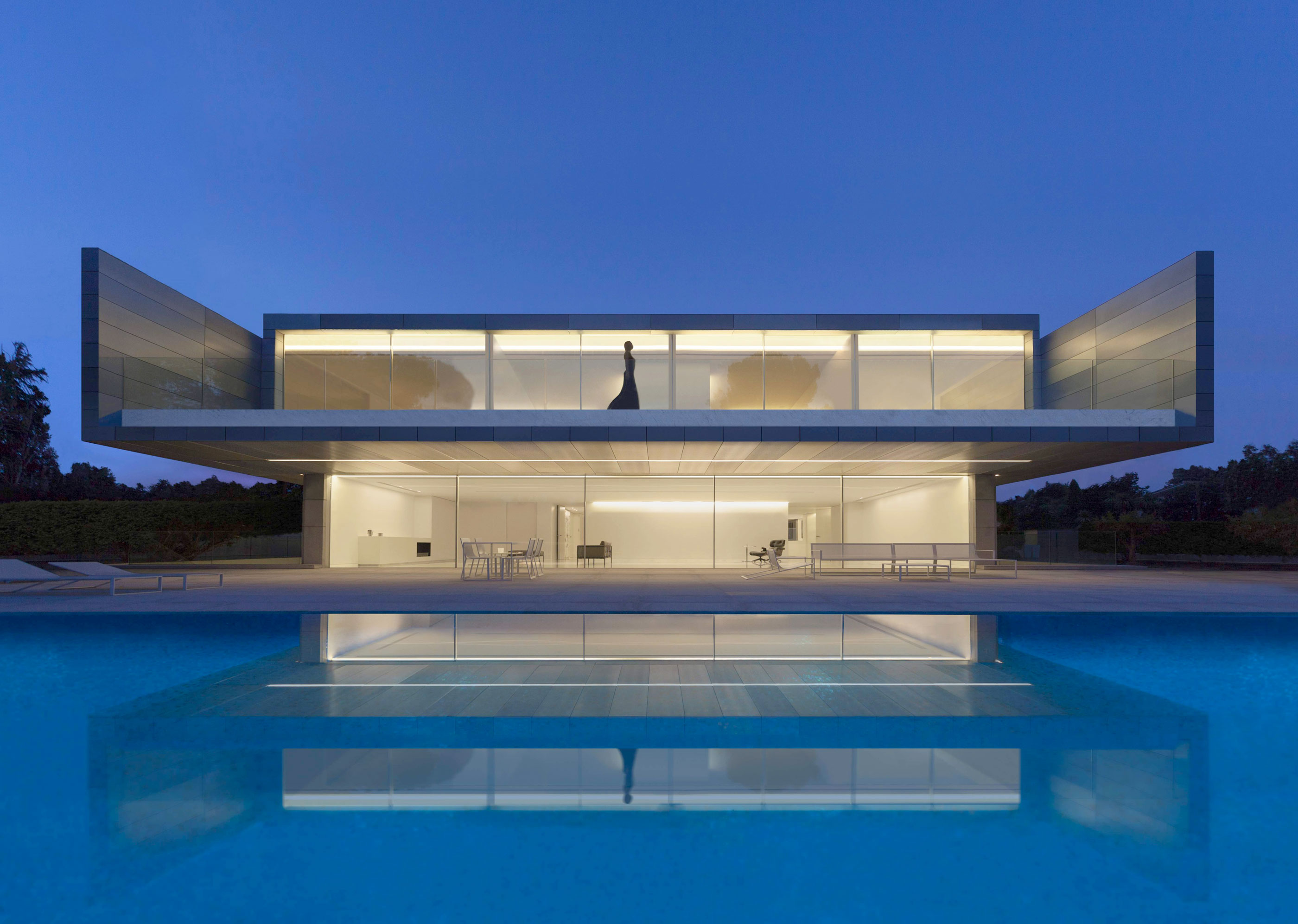 A Beautiful Contemporary House with Pool and Roof Terrace in Madrid, Spain by Fran Silvestre Arquitectos (24)