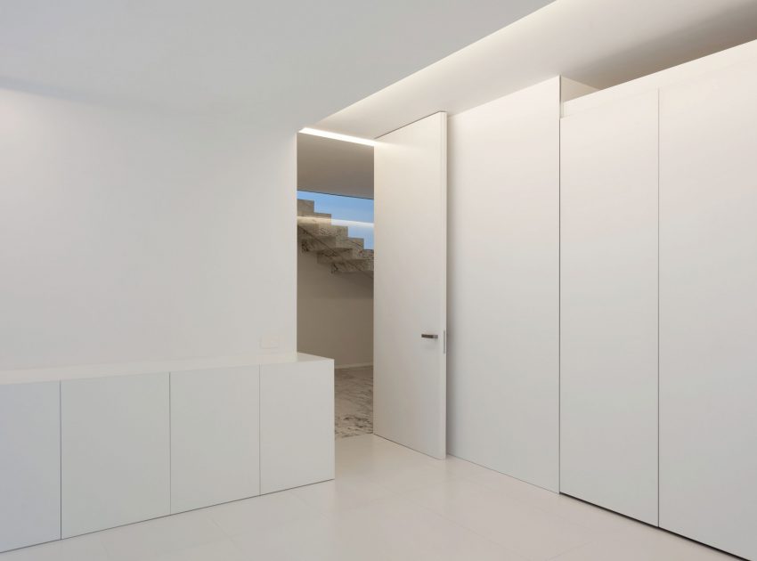 A Beautiful Contemporary House with Pool and Roof Terrace in Madrid, Spain by Fran Silvestre Arquitectos (5)