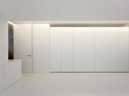 A Beautiful Contemporary House with Pool and Roof Terrace in Madrid, Spain by Fran Silvestre Arquitectos (6)