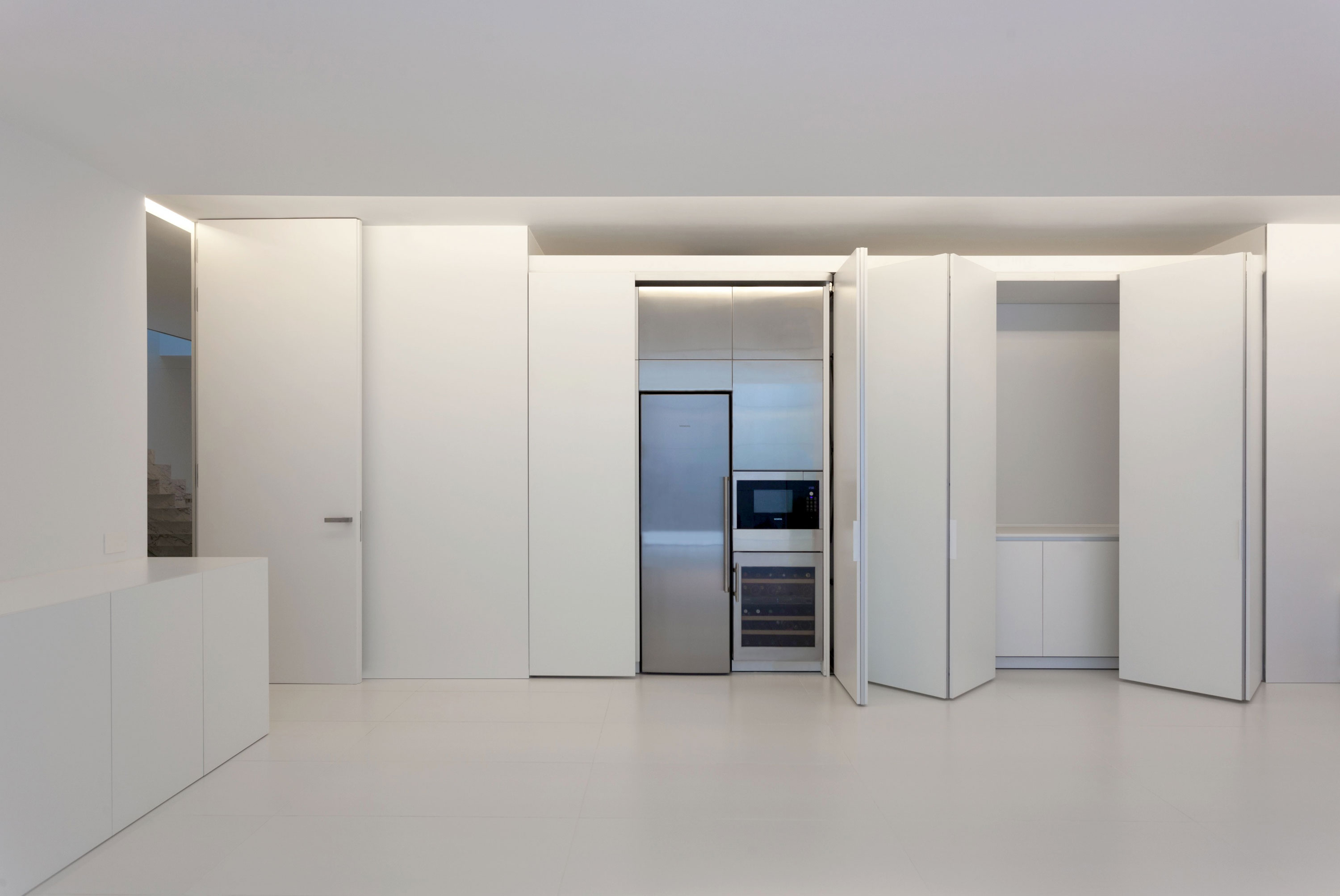 A Beautiful Contemporary House with Pool and Roof Terrace in Madrid, Spain by Fran Silvestre Arquitectos (7)