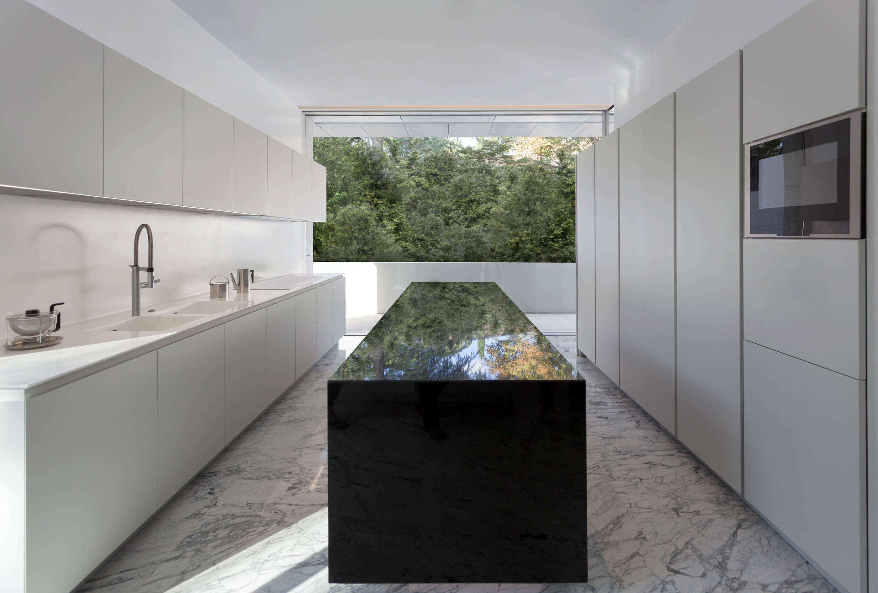 A Beautiful Contemporary House with Pool and Roof Terrace in Madrid, Spain by Fran Silvestre Arquitectos (9)