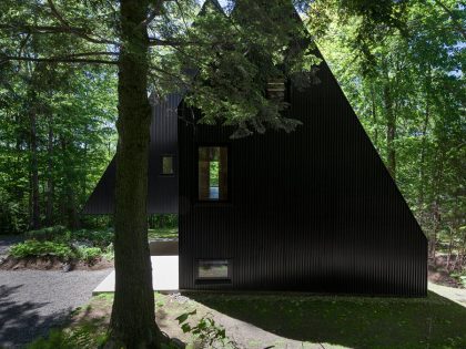 A Beautiful Family Home Nestled in the Woods of Quebec by Jean Verville architecte (2)