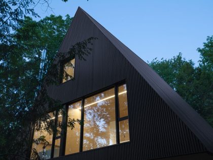 A Beautiful Family Home Nestled in the Woods of Quebec by Jean Verville architecte (21)