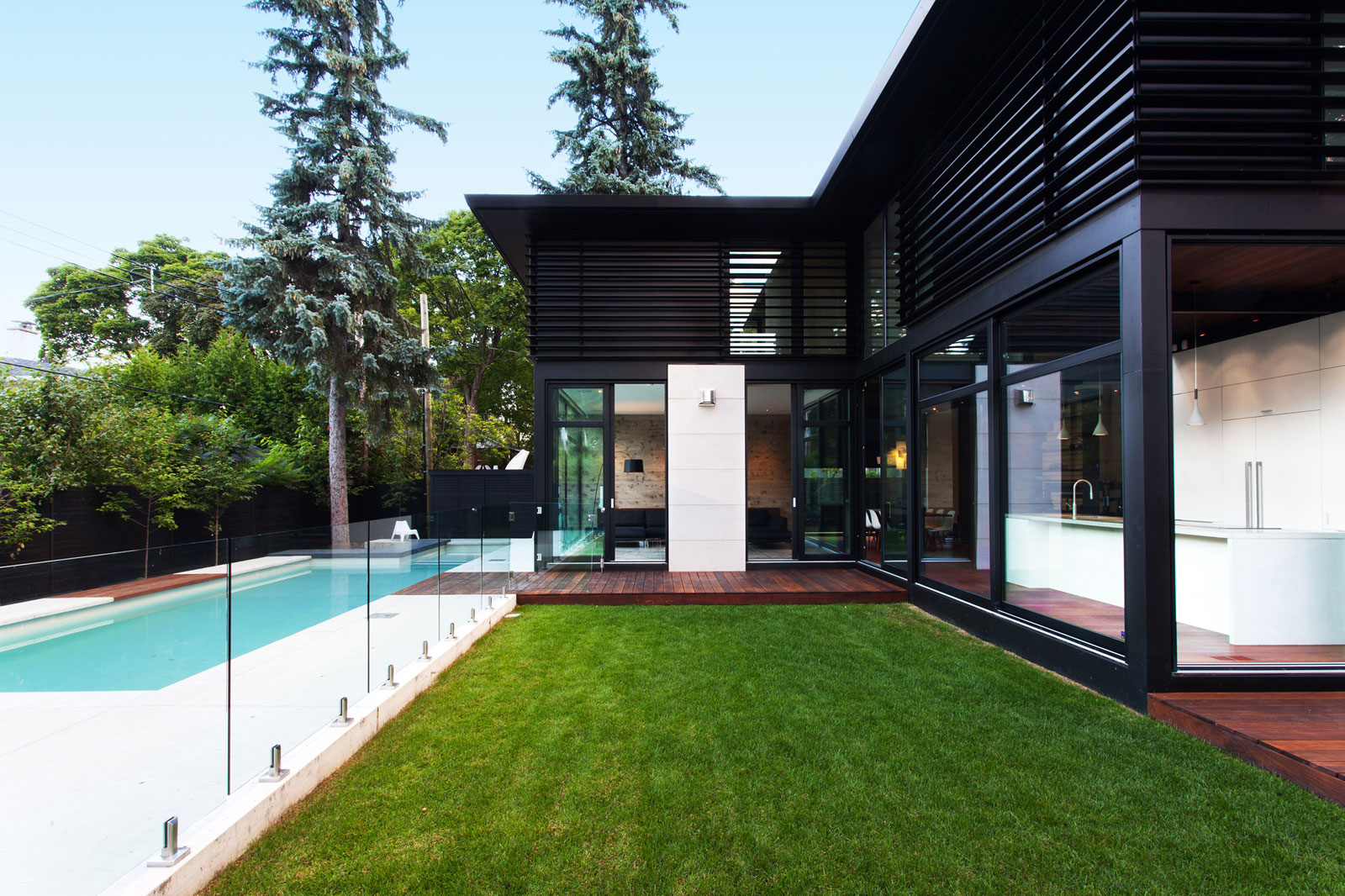 A Beautiful Mid-Century Modern Home in the Garden City of Ville Mont-Royal, Montréal by YH2 Architecture (1)