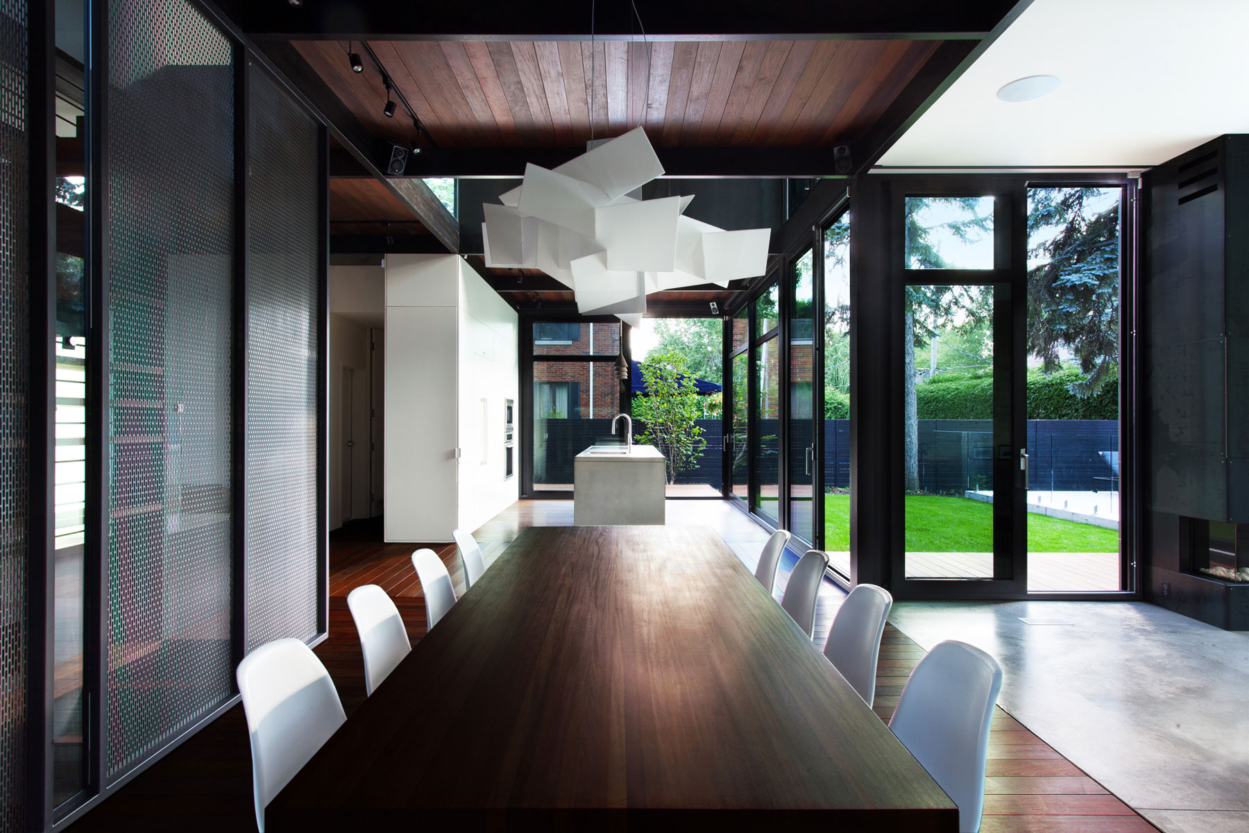 A Beautiful Mid-Century Modern Home in the Garden City of Ville Mont-Royal, Montréal by YH2 Architecture (10)