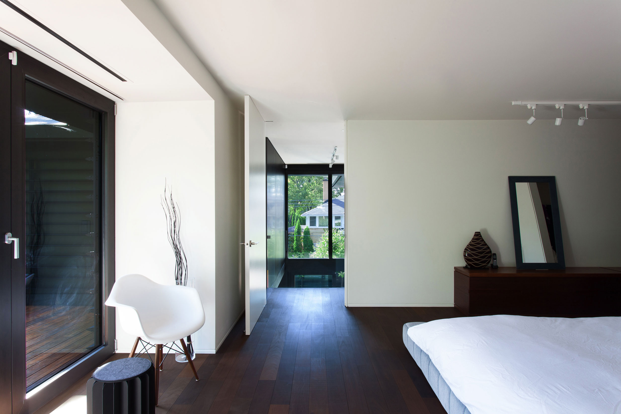 A Beautiful Mid-Century Modern Home in the Garden City of Ville Mont-Royal, Montréal by YH2 Architecture (14)