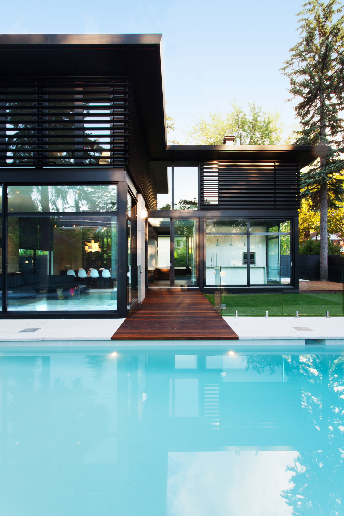 A Beautiful Mid-Century Modern Home in the Garden City of Ville Mont-Royal, Montréal by YH2 Architecture (2)