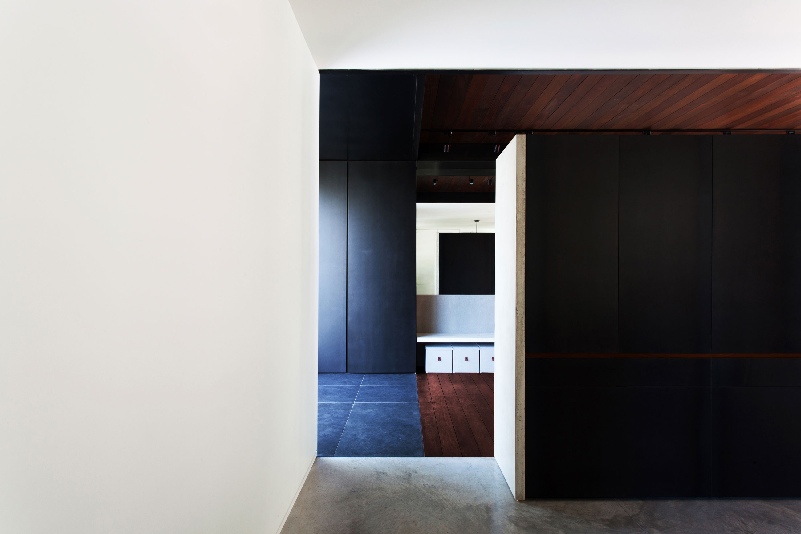 A Beautiful Mid-Century Modern Home in the Garden City of Ville Mont-Royal, Montréal by YH2 Architecture (5)