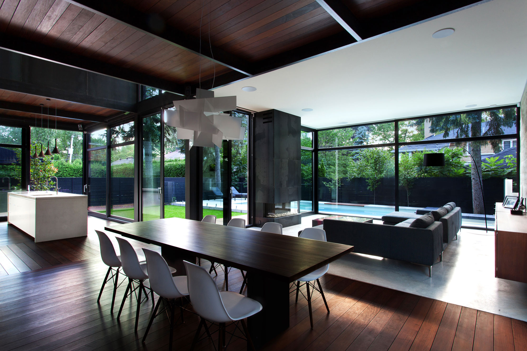 A Beautiful Mid-Century Modern Home in the Garden City of Ville Mont-Royal, Montréal by YH2 Architecture (7)