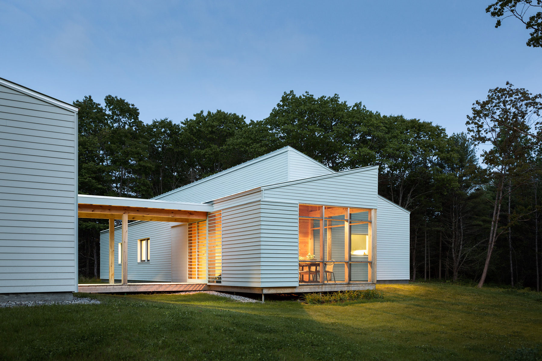 A Breathtaking Contemporary Home Nestled on a Bluff Overlooking the Cousins River in Maine by GO Logic (12)