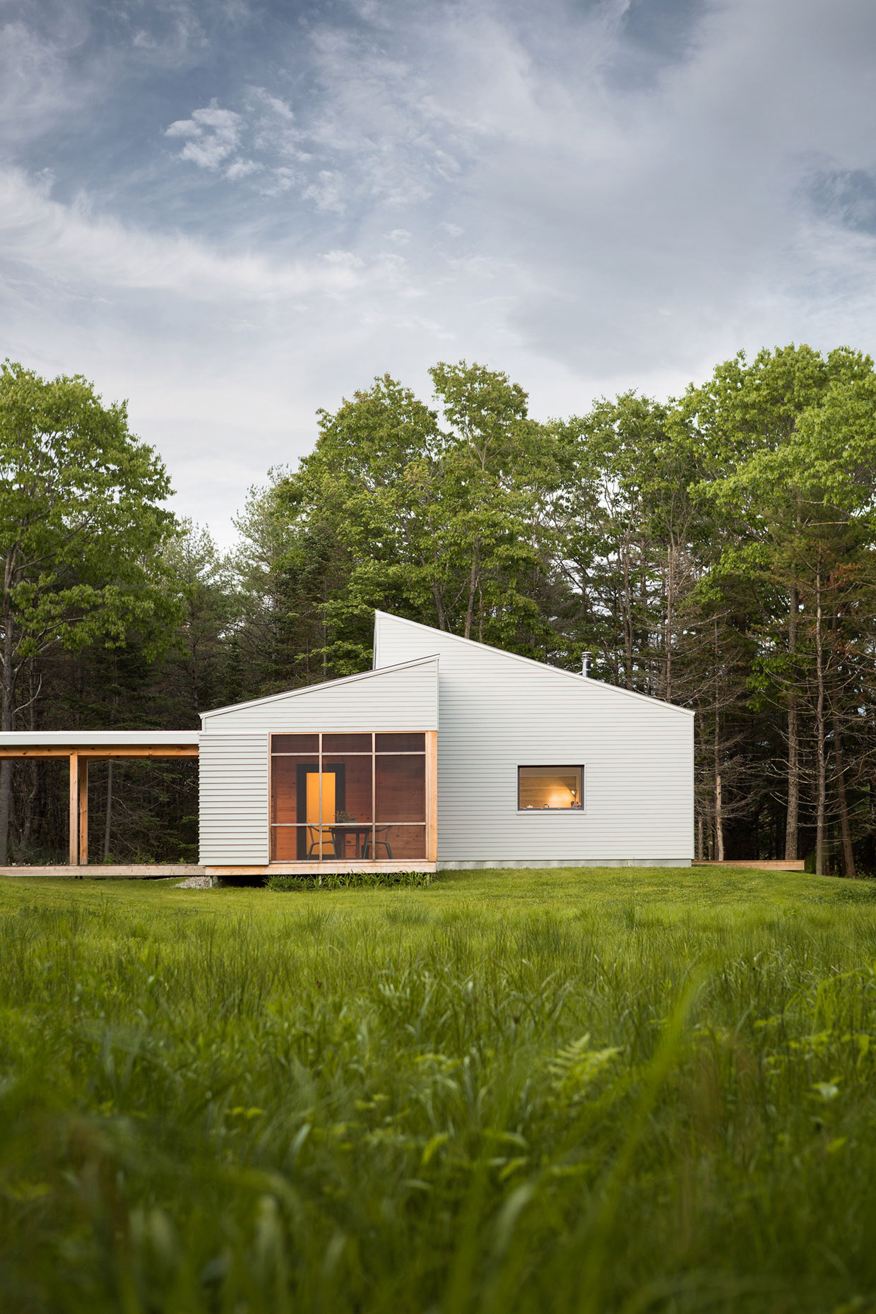 A Breathtaking Contemporary Home Nestled on a Bluff Overlooking the Cousins River in Maine by GO Logic (13)