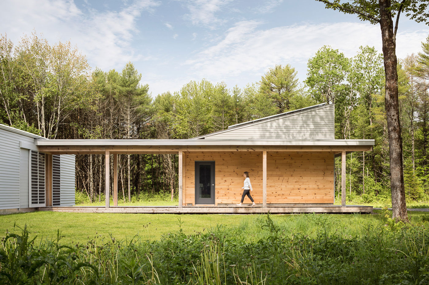A Breathtaking Contemporary Home Nestled on a Bluff Overlooking the Cousins River in Maine by GO Logic (2)