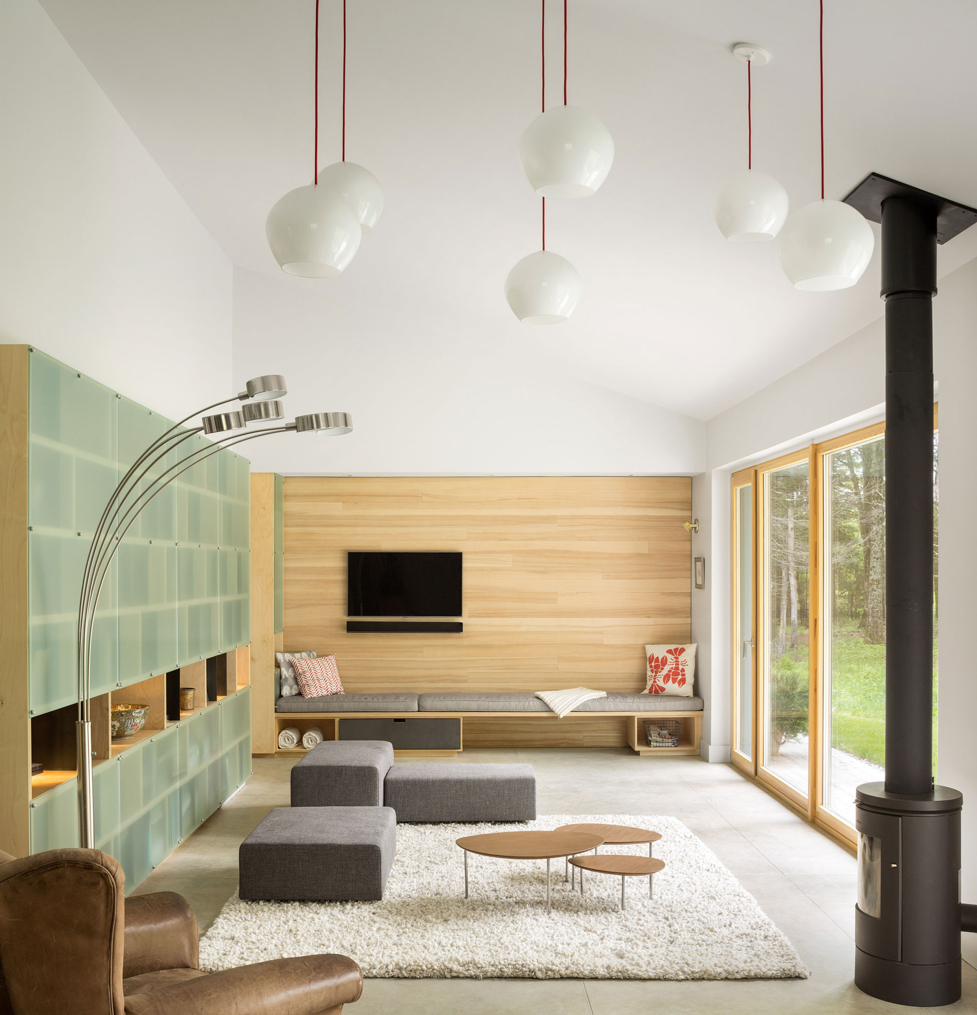 A Breathtaking Contemporary Home Nestled on a Bluff Overlooking the Cousins River in Maine by GO Logic (3)