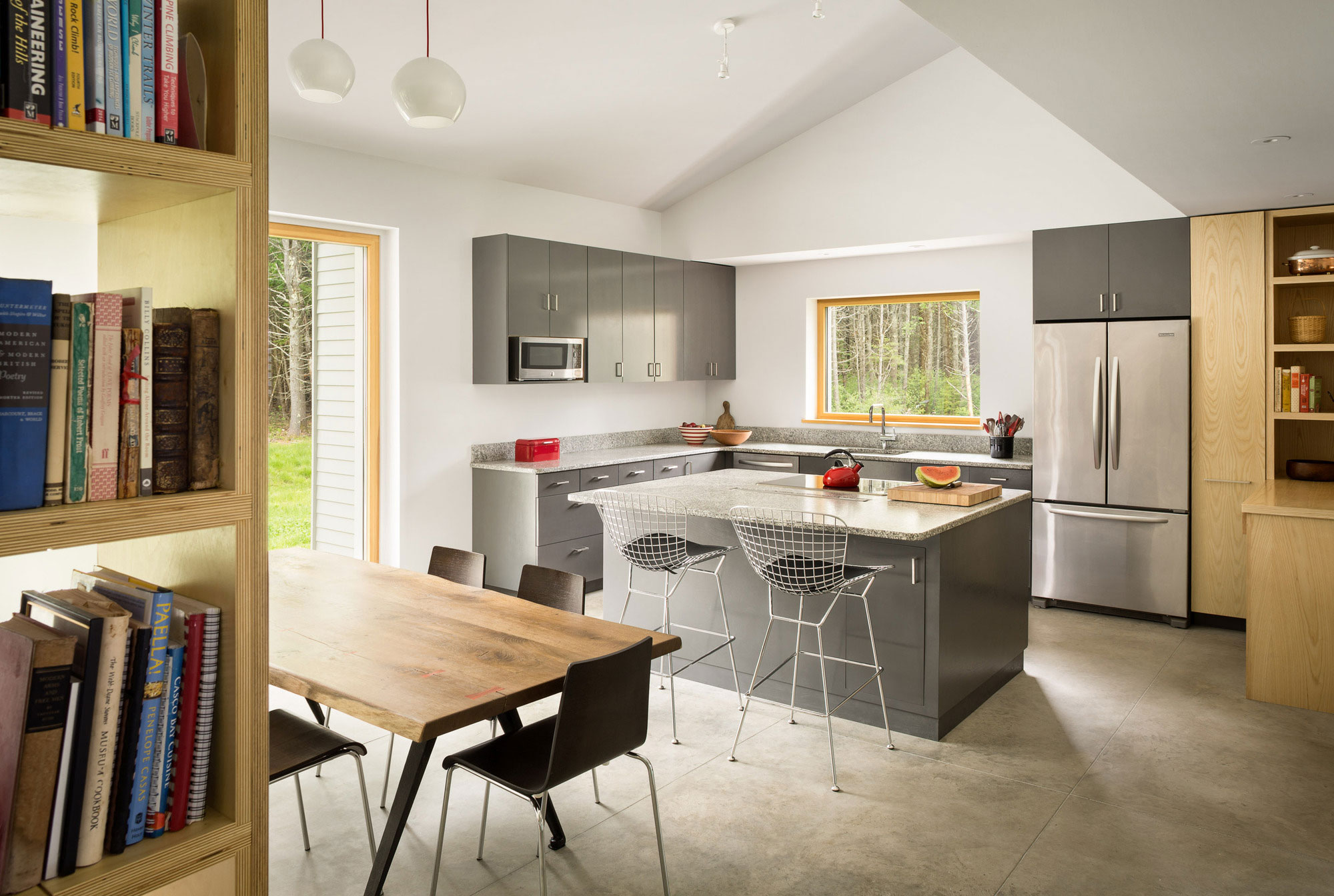 A Breathtaking Contemporary Home Nestled on a Bluff Overlooking the Cousins River in Maine by GO Logic (6)