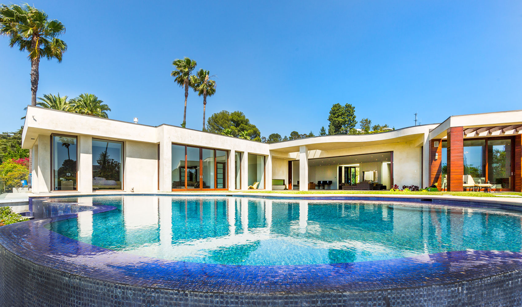 A Breathtaking Contemporary Home with Stylish Interiors in Beverly Hills, California by Gabbay Architects (1)