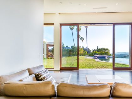 A Breathtaking Contemporary Home with Stylish Interiors in Beverly Hills, California by Gabbay Architects (10)