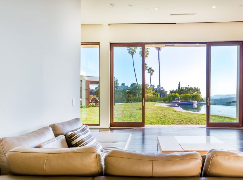 A Breathtaking Contemporary Home with Stylish Interiors in Beverly Hills, California by Gabbay Architects (10)