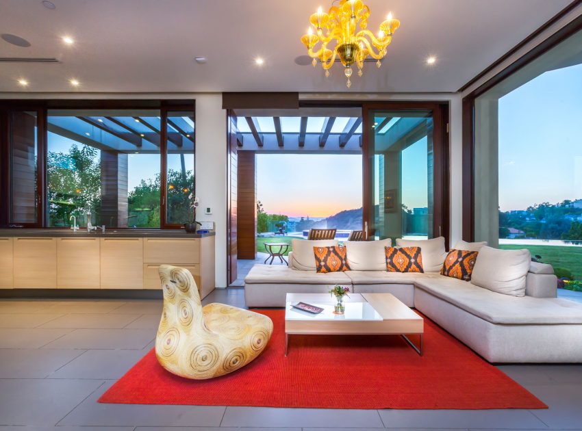 A Breathtaking Contemporary Home with Stylish Interiors in Beverly Hills, California by Gabbay Architects (11)