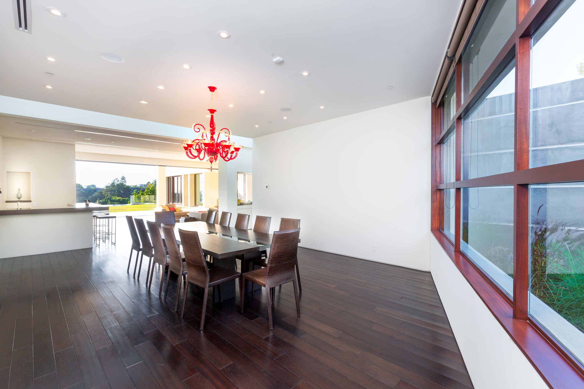 A Breathtaking Contemporary Home with Stylish Interiors in Beverly Hills, California by Gabbay Architects (14)