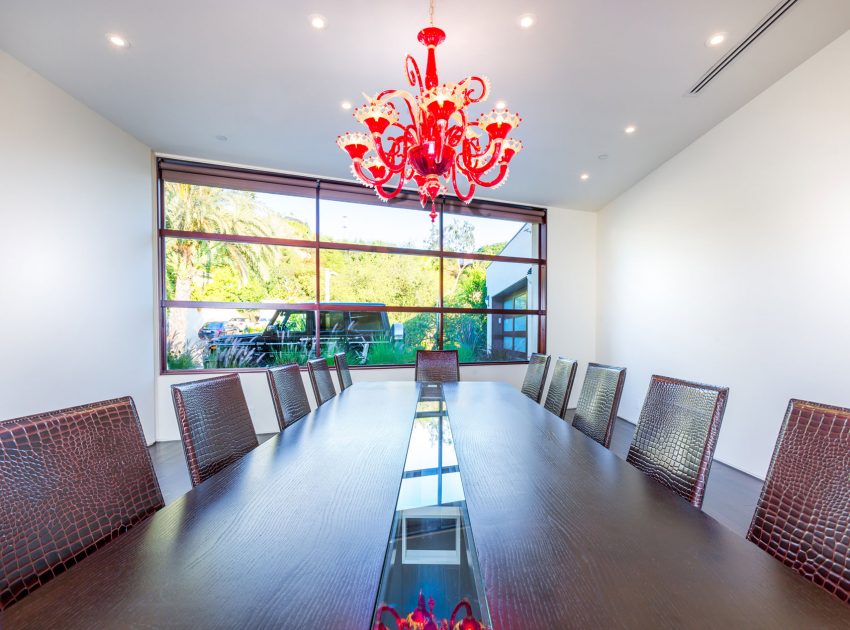 A Breathtaking Contemporary Home with Stylish Interiors in Beverly Hills, California by Gabbay Architects (15)