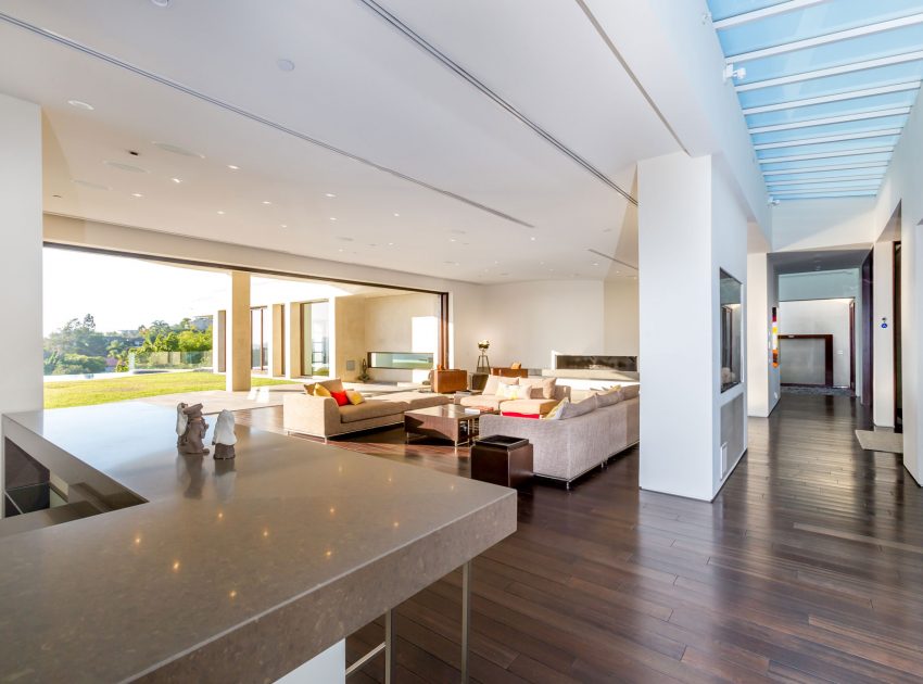 A Breathtaking Contemporary Home with Stylish Interiors in Beverly Hills, California by Gabbay Architects (16)