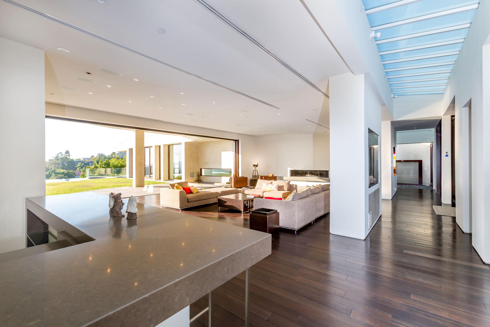A Breathtaking Contemporary Home with Stylish Interiors in Beverly Hills, California by Gabbay Architects (16)