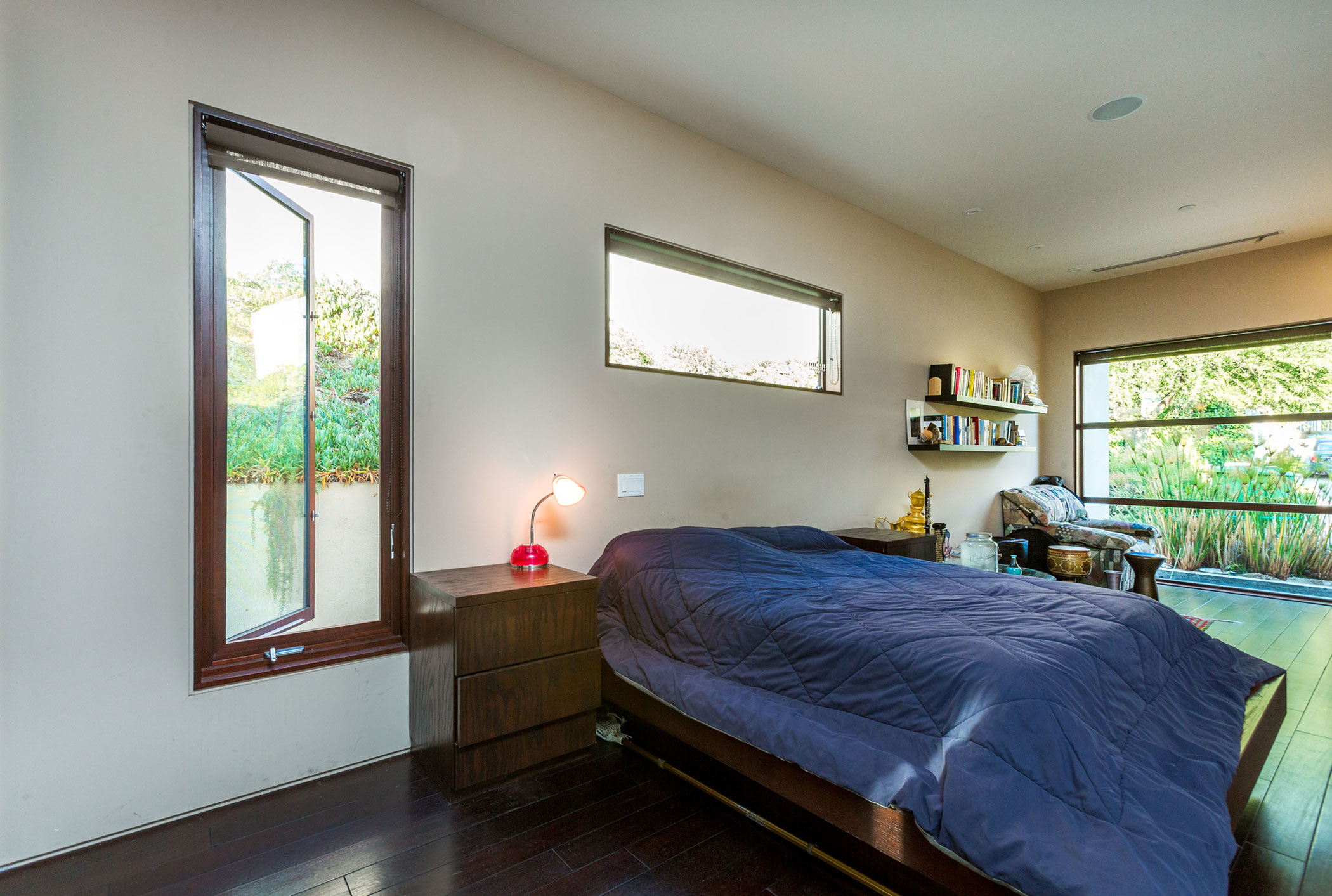 A Breathtaking Contemporary Home with Stylish Interiors in Beverly Hills, California by Gabbay Architects (19)