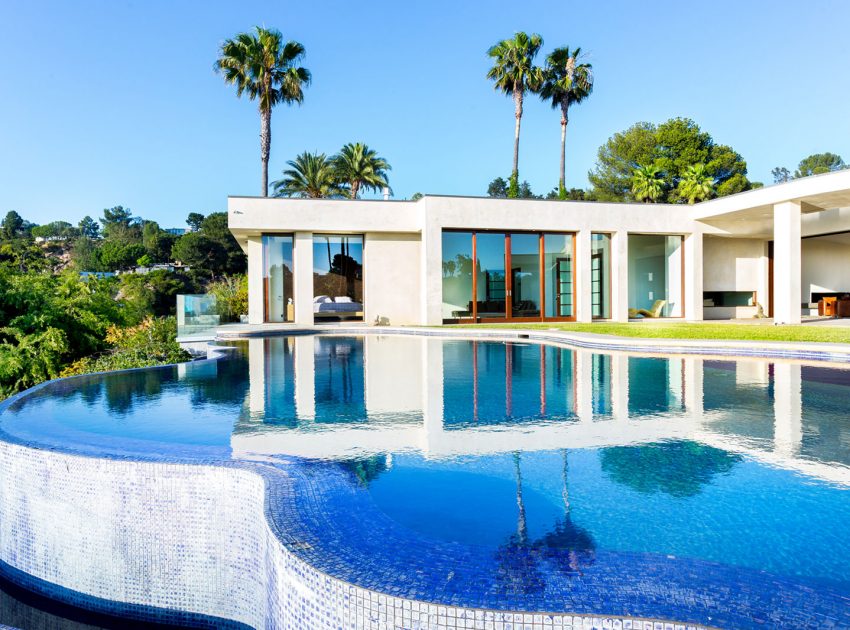 A Breathtaking Contemporary Home with Stylish Interiors in Beverly Hills, California by Gabbay Architects (2)