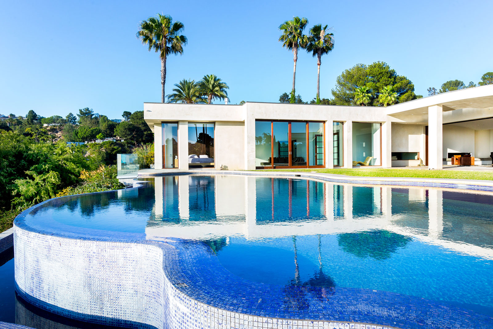 A Breathtaking Contemporary Home with Stylish Interiors in Beverly Hills, California by Gabbay Architects (2)