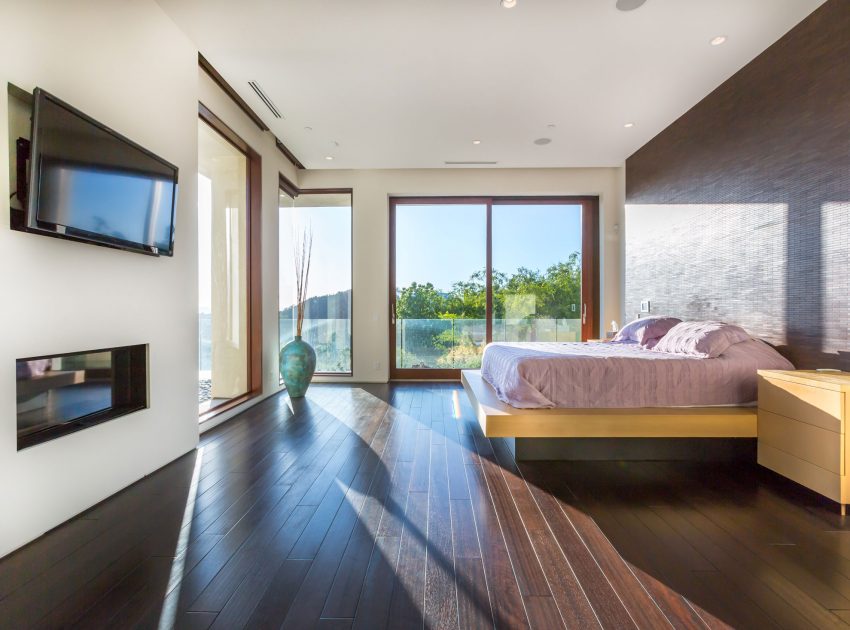 A Breathtaking Contemporary Home with Stylish Interiors in Beverly Hills, California by Gabbay Architects (21)
