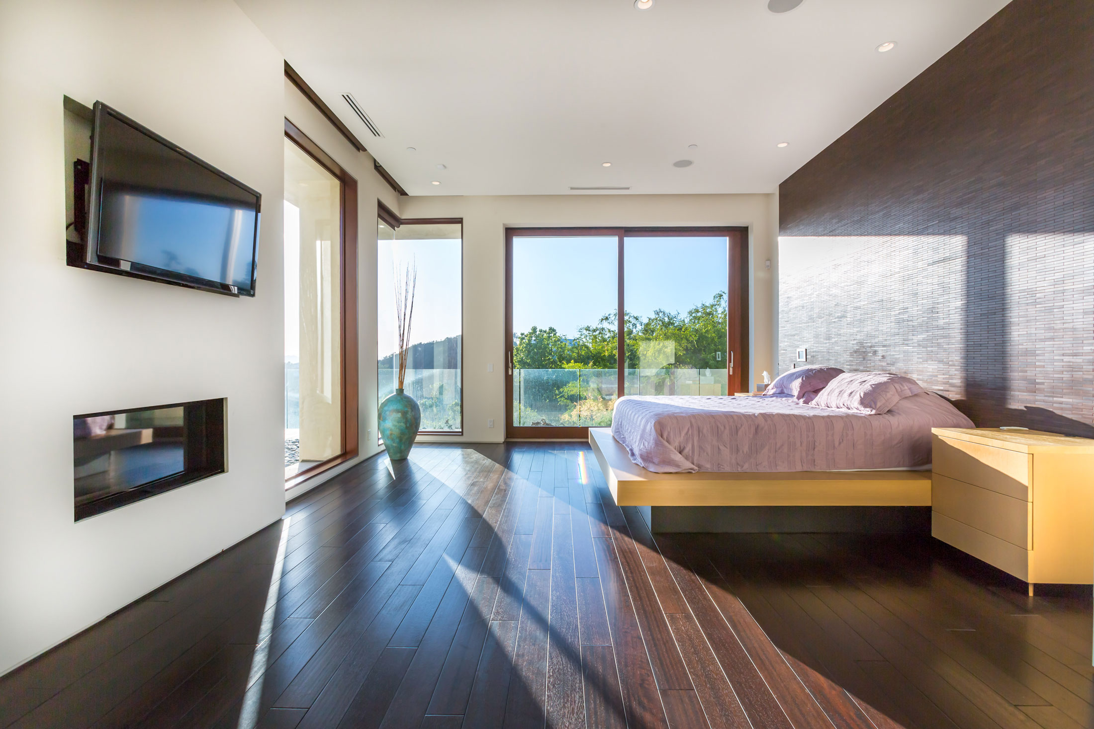 A Breathtaking Contemporary Home with Stylish Interiors in Beverly Hills, California by Gabbay Architects (21)