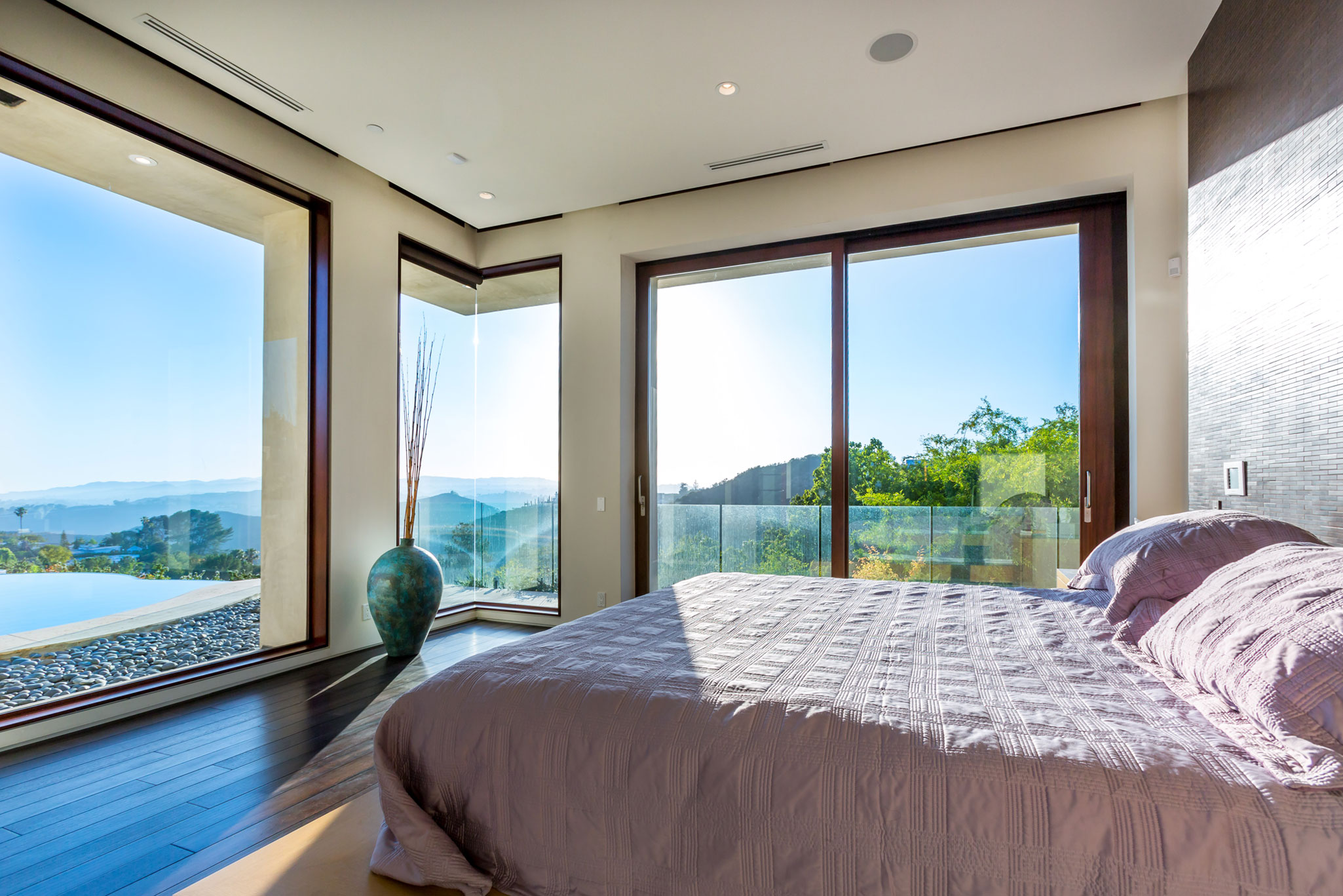 A Breathtaking Contemporary Home with Stylish Interiors in Beverly Hills, California by Gabbay Architects (22)