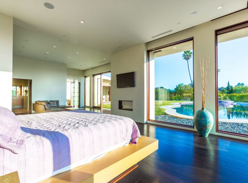 A Breathtaking Contemporary Home with Stylish Interiors in Beverly Hills, California by Gabbay Architects (23)