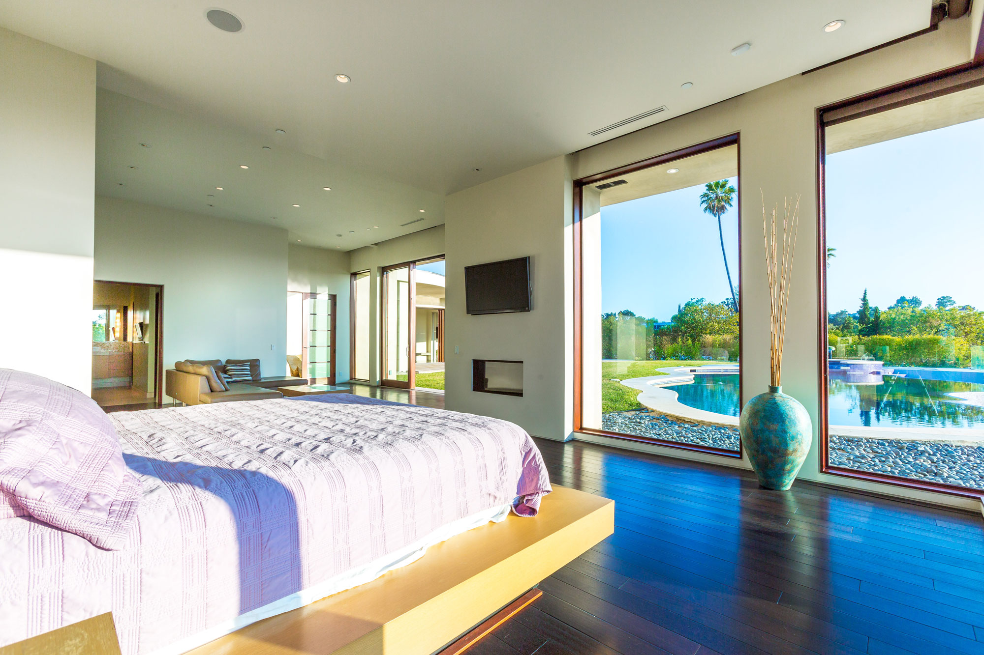 A Breathtaking Contemporary Home with Stylish Interiors in Beverly Hills, California by Gabbay Architects (23)