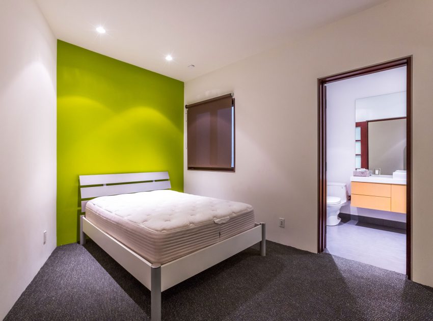 A Breathtaking Contemporary Home with Stylish Interiors in Beverly Hills, California by Gabbay Architects (24)