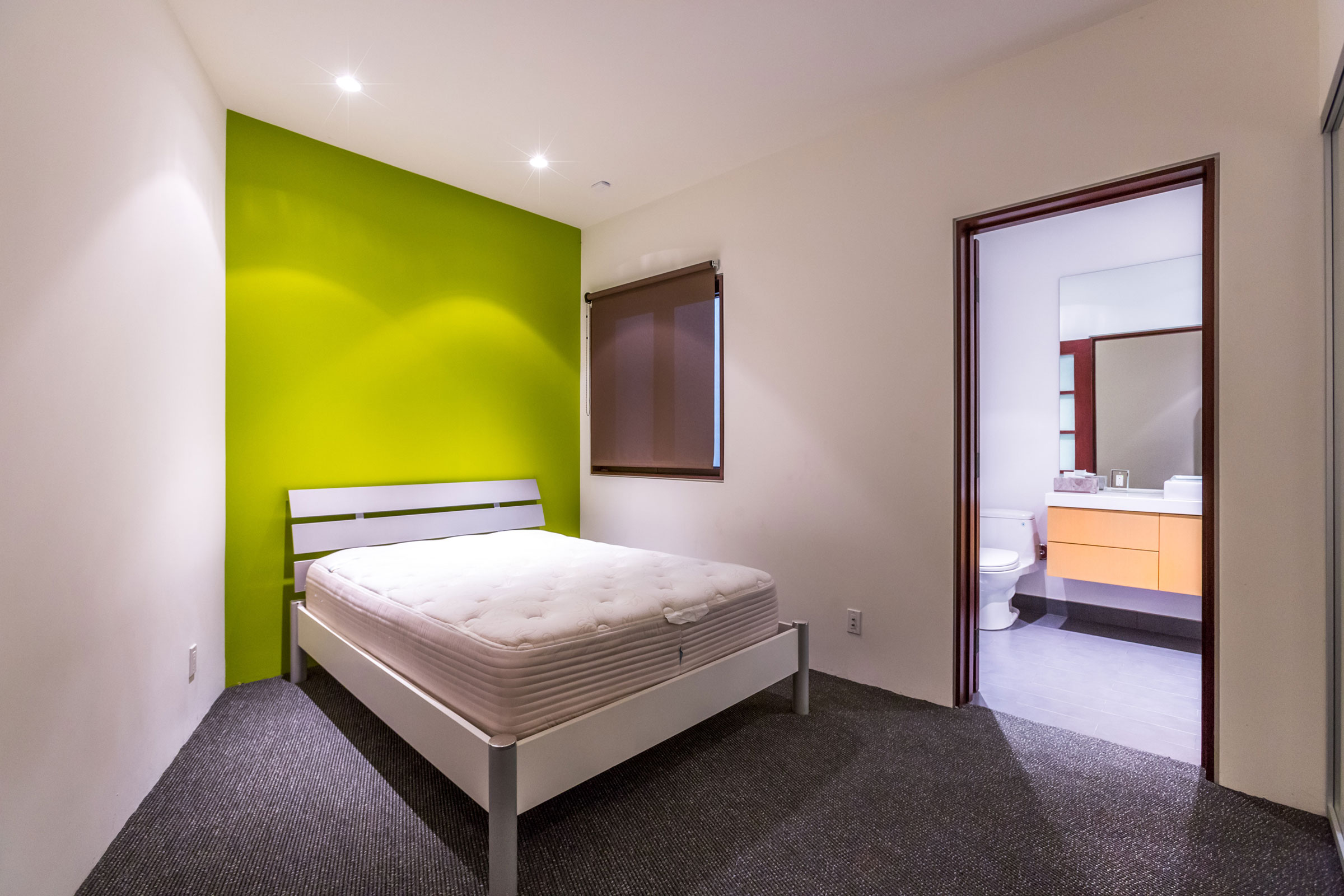 A Breathtaking Contemporary Home with Stylish Interiors in Beverly Hills, California by Gabbay Architects (24)