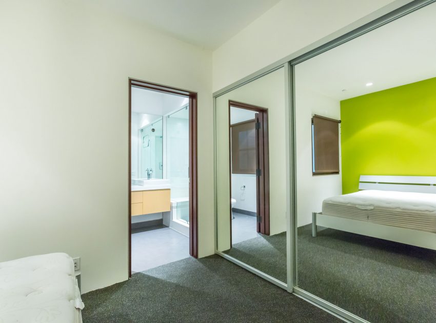 A Breathtaking Contemporary Home with Stylish Interiors in Beverly Hills, California by Gabbay Architects (25)