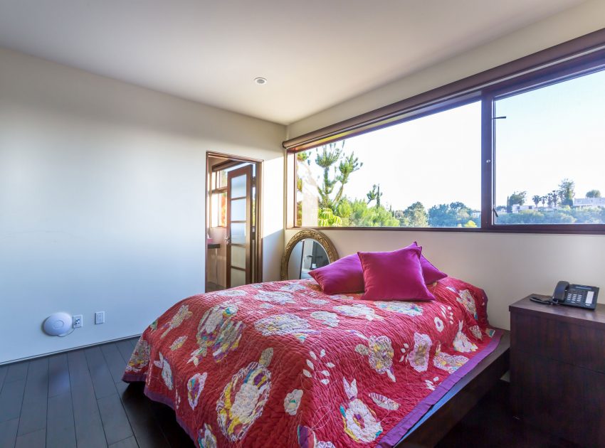 A Breathtaking Contemporary Home with Stylish Interiors in Beverly Hills, California by Gabbay Architects (26)